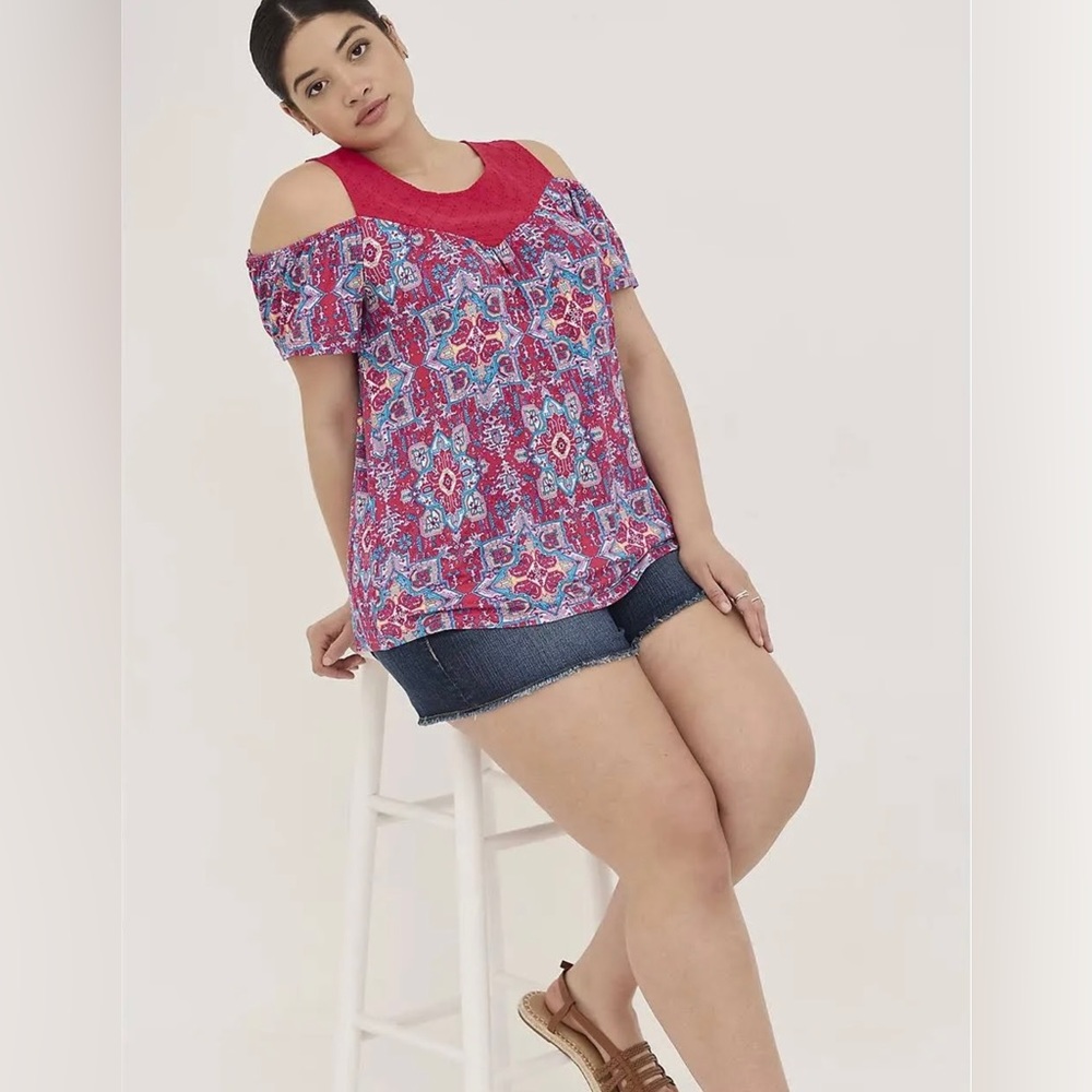 Torrid size 1 (14/16) Super soft cold shoulder women’s top.